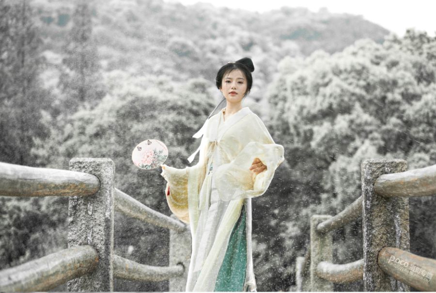 PS教程：调出冷色唯美雪景人物写真照片