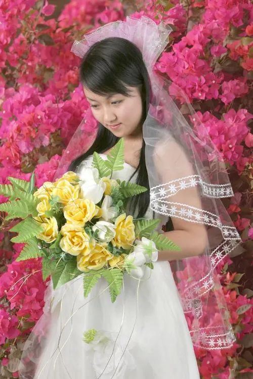 PS教程：使用通道给纯色背景中的新娘婚纱照换喜庆大红花朵背景
