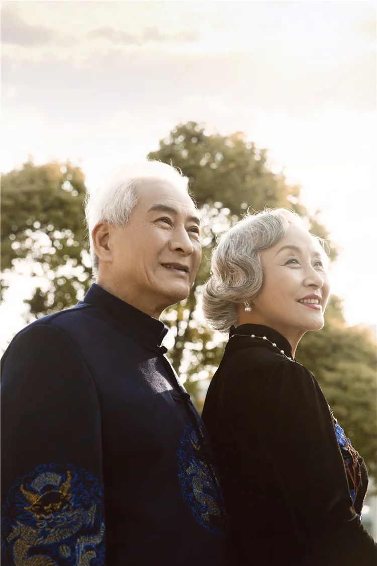 【S1581】【素材】时尚高端中老年人金婚室外影楼摄影结婚纪念放大样片JPG素材