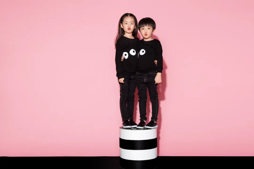 【S1572】【素材】简约纯色背景全家福样片放大样照JPG格式影楼摄影单片新