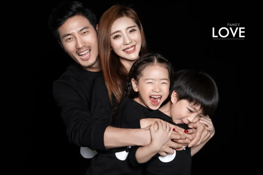 【S1572】【素材】简约纯色背景全家福样片放大样照JPG格式影楼摄影单片新